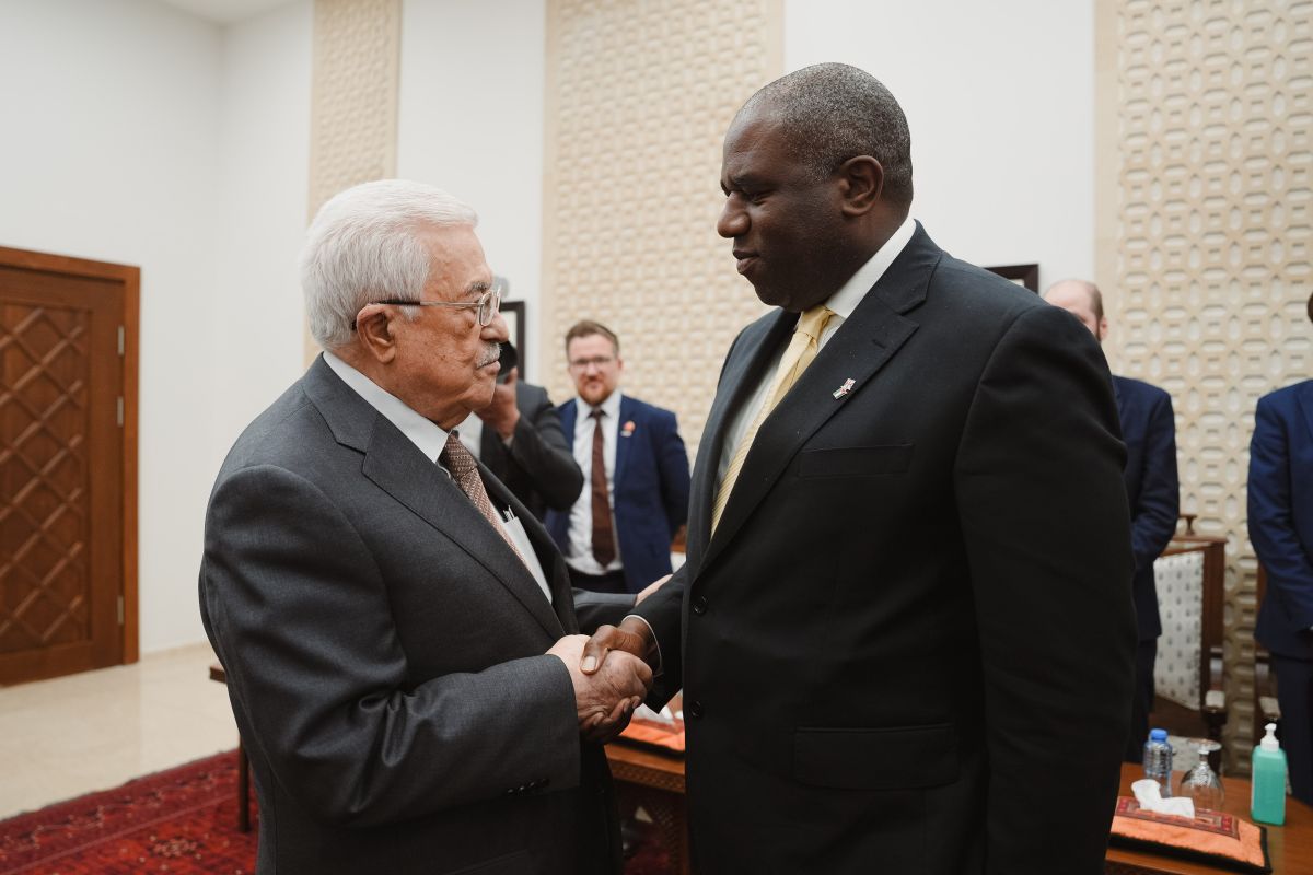 שר החוץ הבריטי דייוויד לאמי עם יו"ר הרשות הפלסטינית מחמוד עבאס. ייתכן שבריטניה תכיר חד-צדדית במדינה פלסטינית
