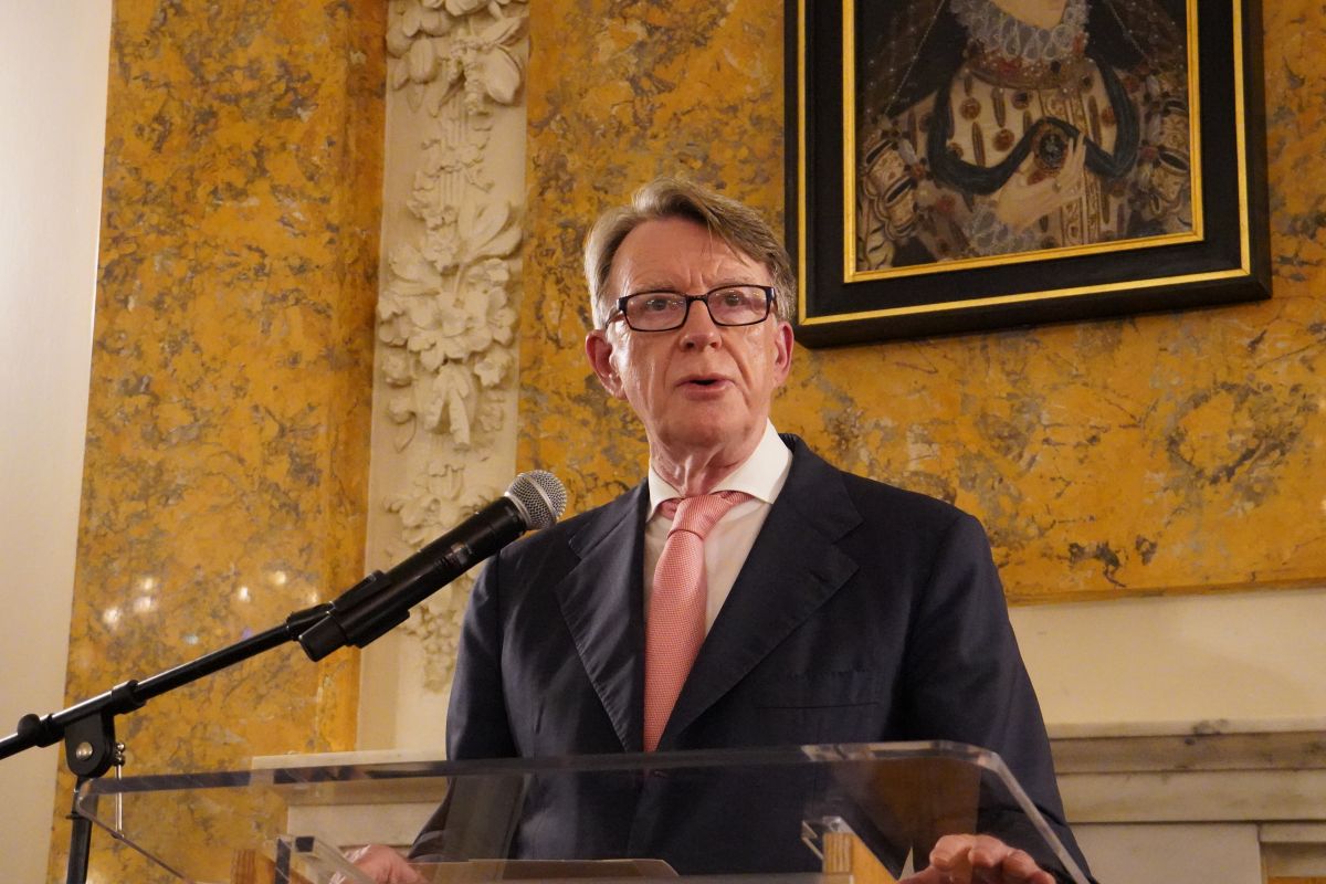 תמונה של פיטר מנדלסון נואם