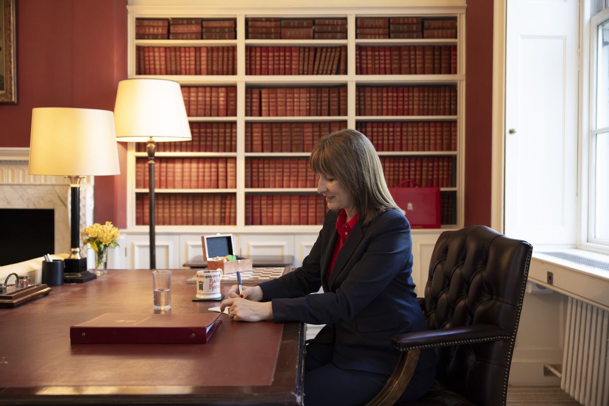 שרת האוצר הבריטית רייצ'ל ריבס עובדת על התקציב