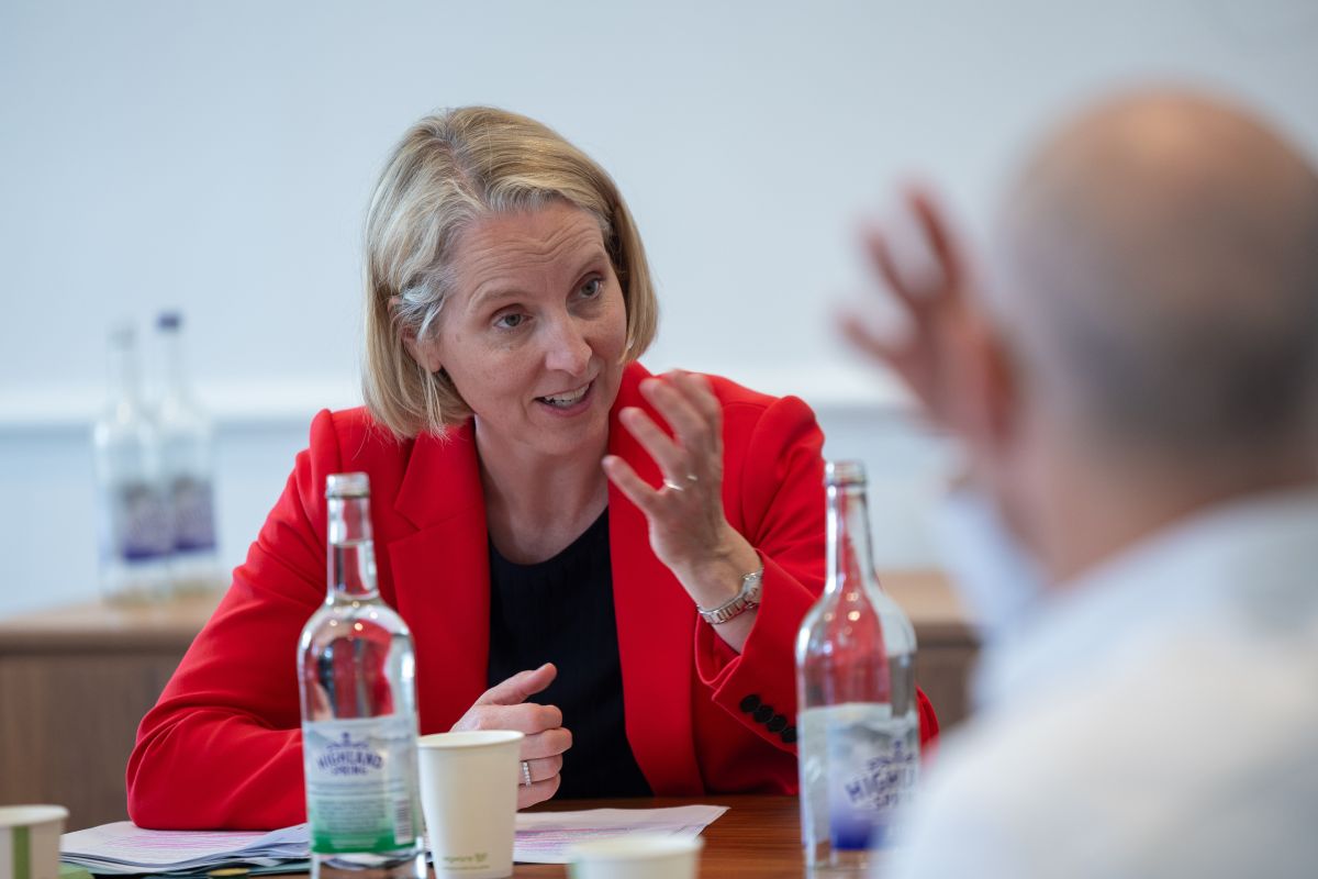 תמונה של שרת החקלאות והסביבה הבריטית אמה ריינולדס