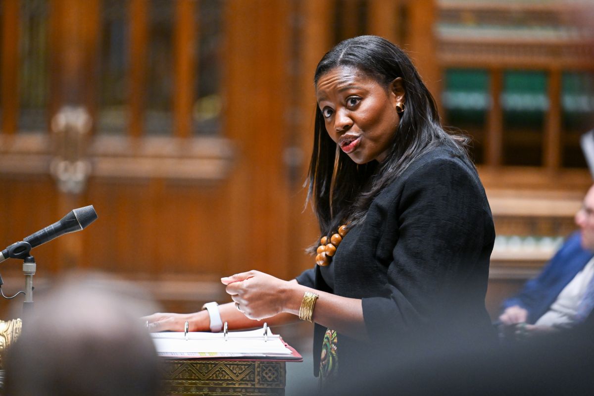 תמונה של השרה הבריטית מיאטה פאנבולה