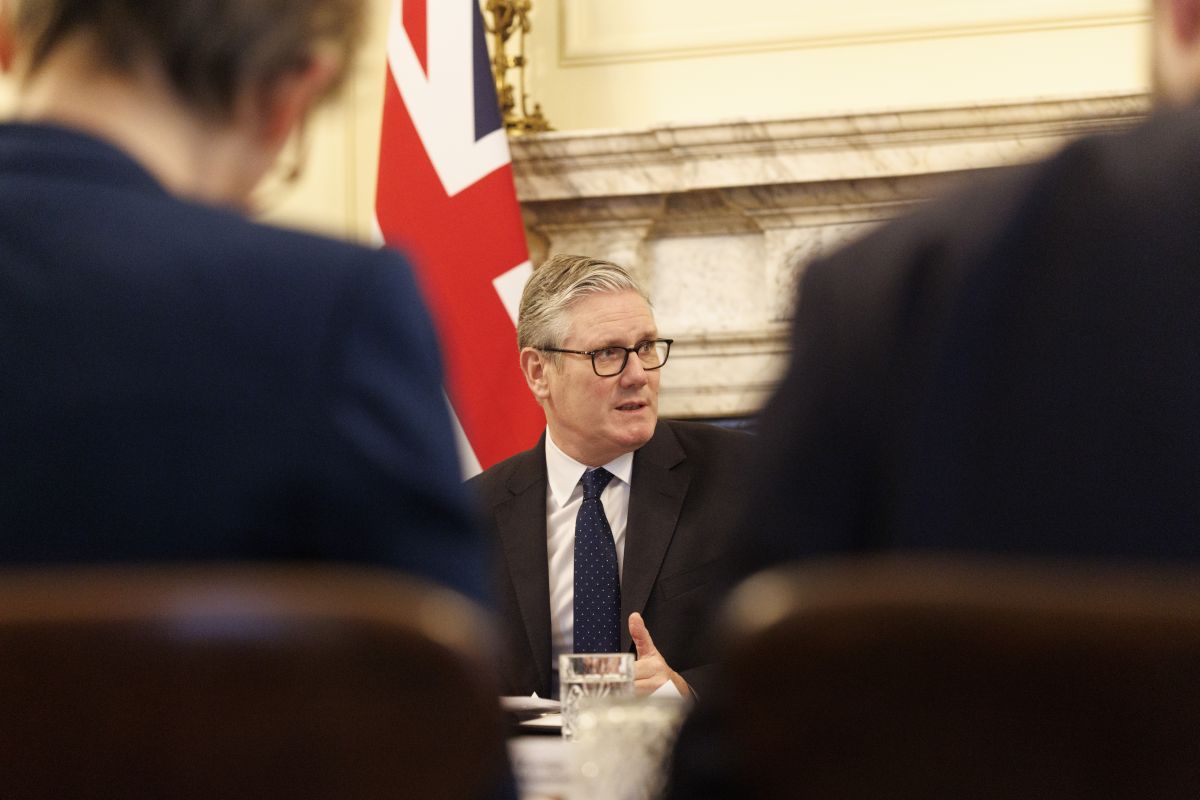 תמונה של קיר סטארמר בישיבה בדאונינג 10