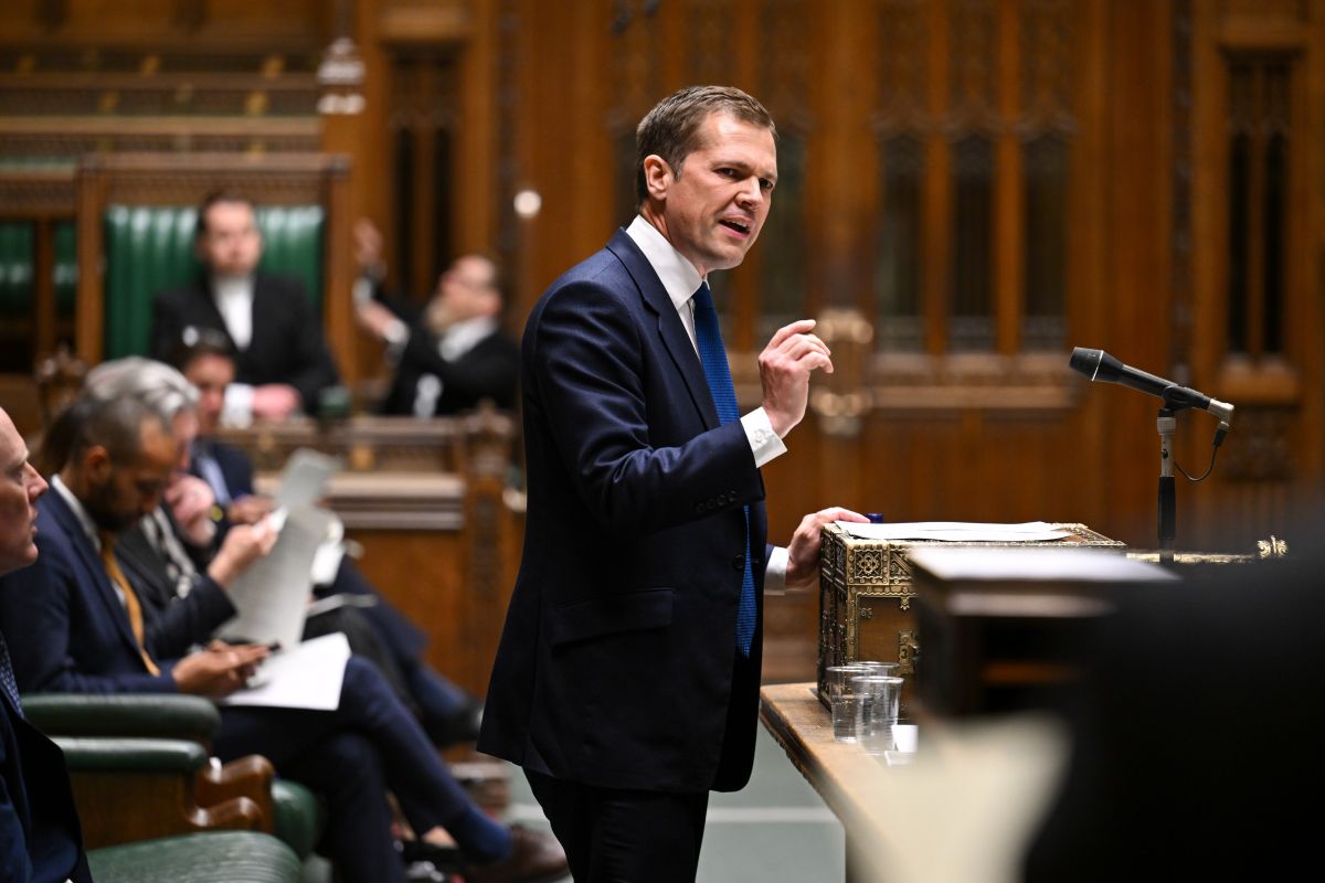 תמונה של שר המשפטים בממשלת הצללים הבריטית רוברט ג'נריק נואם בבית הנבחרים