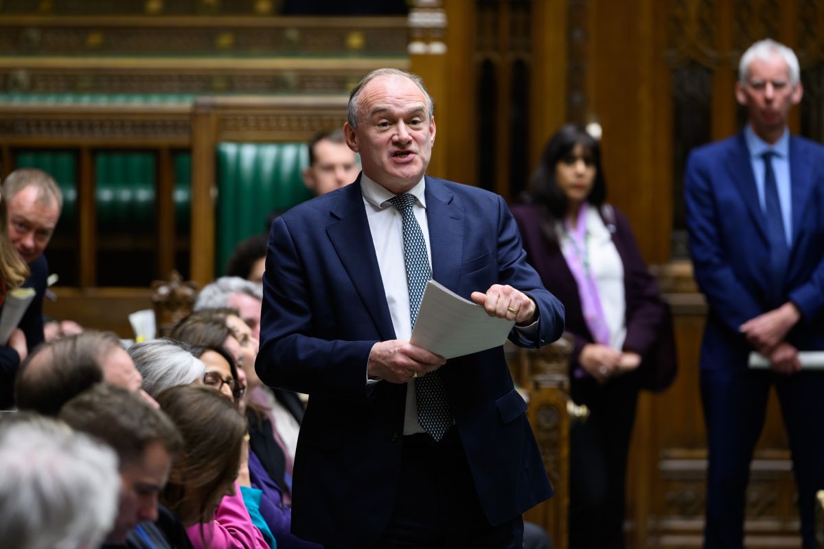 תמונה של אד דייווי נואם בבית הנבחרים הבריטי