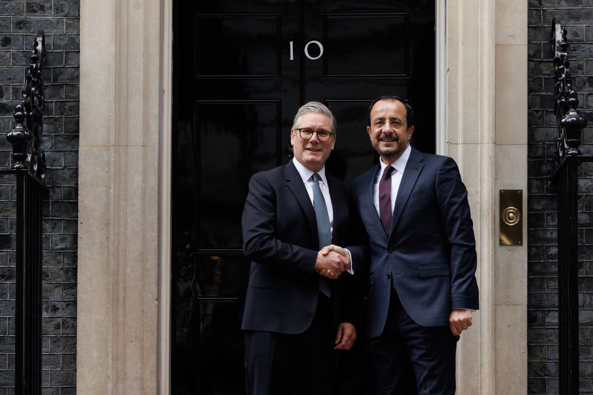 תמונה של נשיא קפריסין ניקוס כריסטודולידיס עם קיר סטארמר בפתח של דאונינג 10