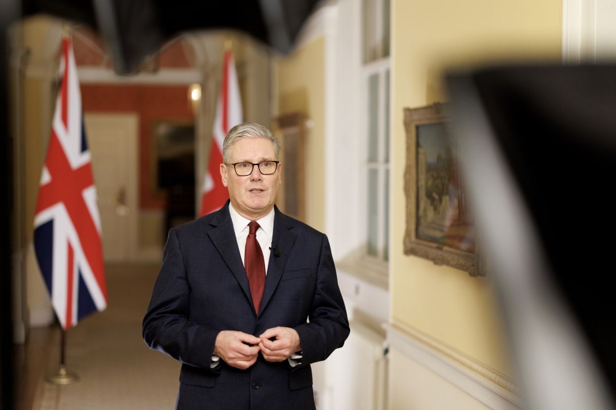 תמונה של קיר סטארמר נואם לאומה על מבצע שאגת הארי