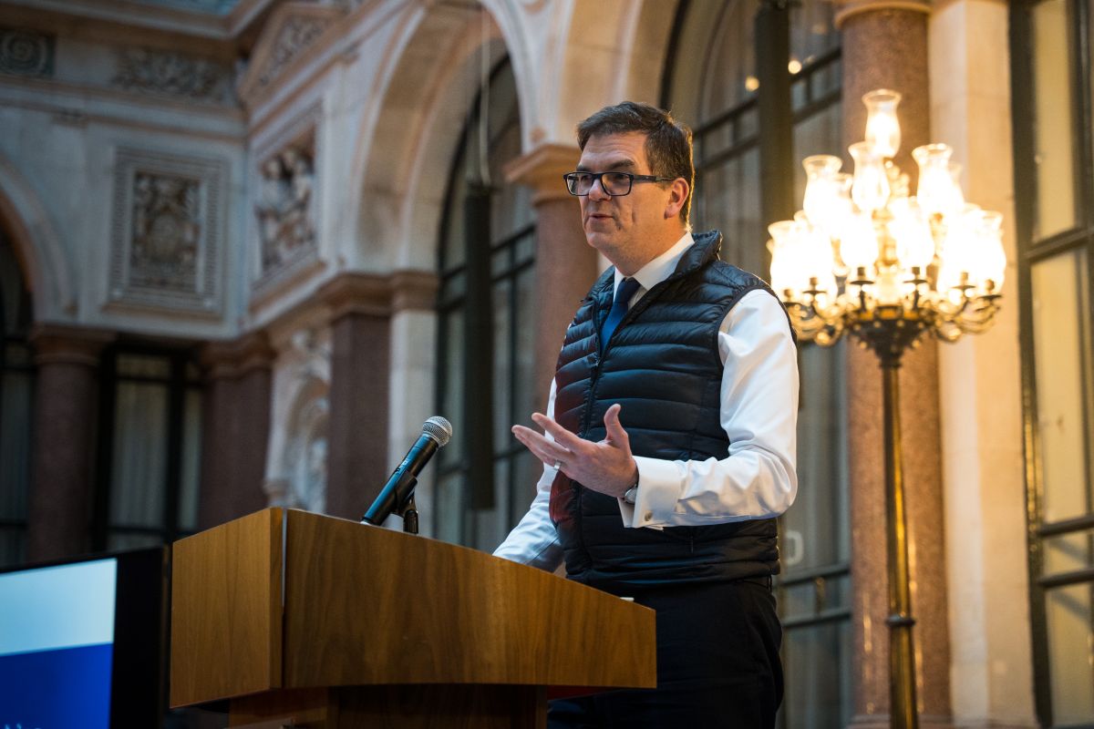 תמונה של מנכ"ל משרד החוץ הבריטי לשעבר אולי רובינס