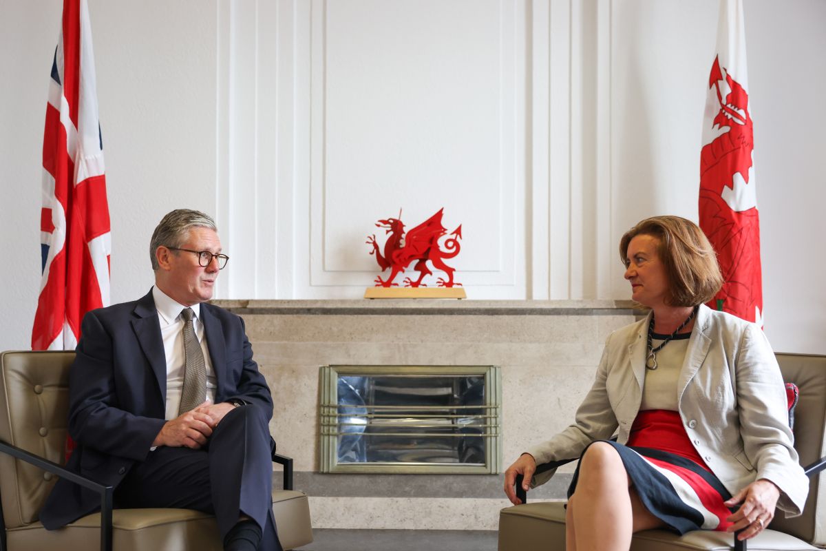 תמונה של השרה הראשונה של ויילס איליניד מורגן וראש ממשלת בריטניה קיר סטארמר