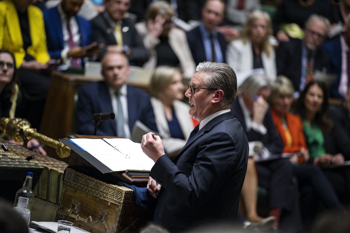 תמונה של קיר סטארמר נואם בבית הנבחרים הבריטי