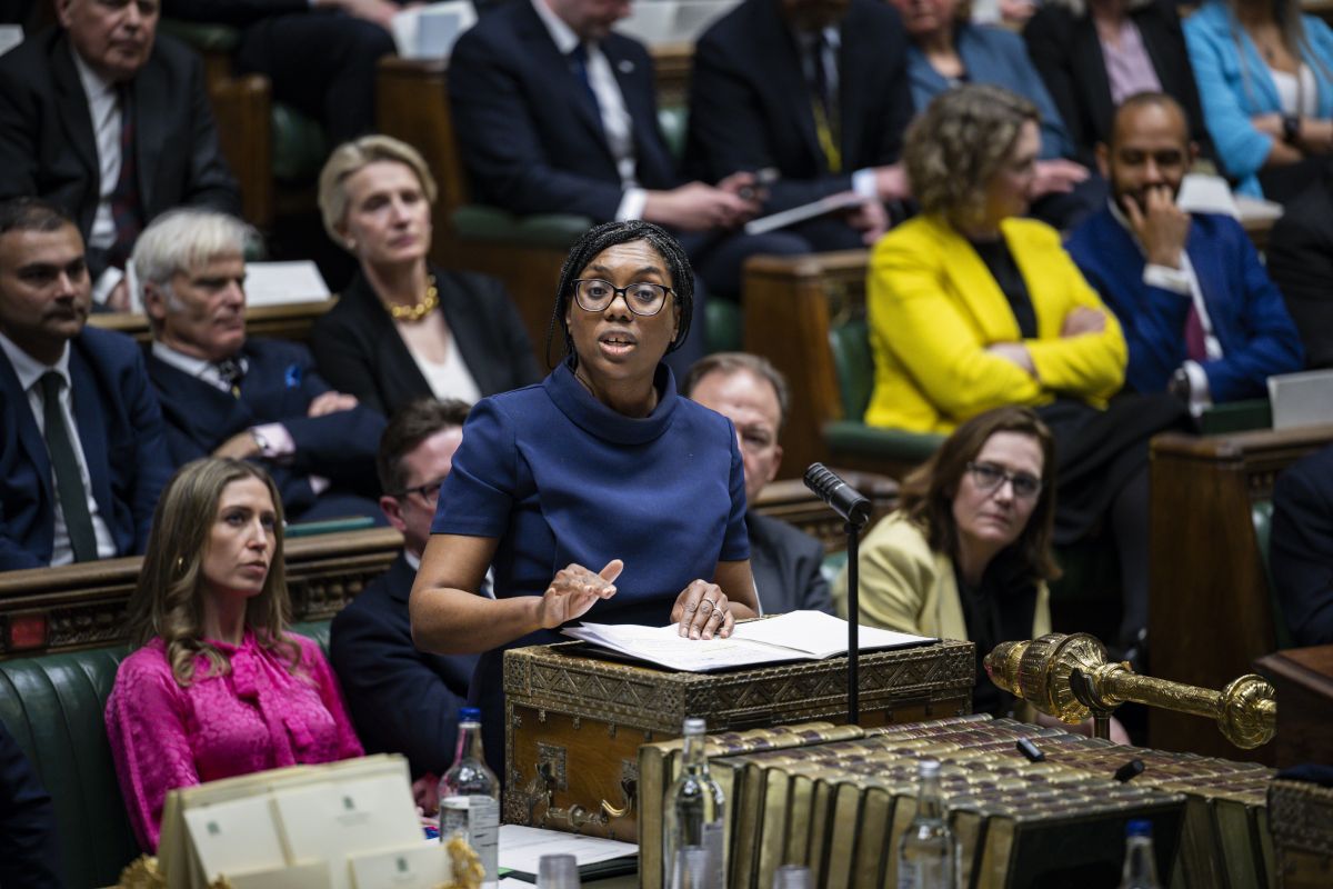 תמונה של קמי בדנוק נואמת בבית הנבחרים