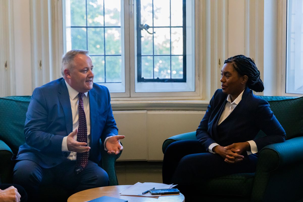 תמונה של ראשת המפלגה השמרנית קמי בדנוק וראש השלוחה הוולשית של המפלגה דארן מילר